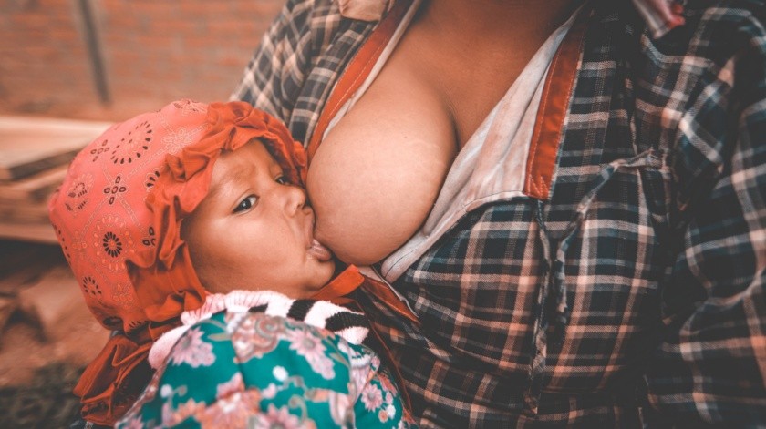 La leche materna aporta muchos nutrientes a los bebés.(Foto de Mehmet Turgut  Kirkgoz en Pexels.)