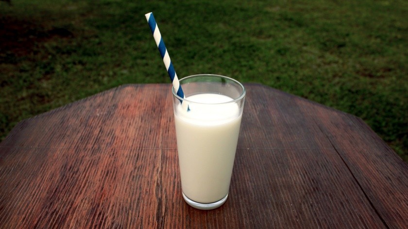 La leche contiene calcio y la caseína está presente en esta bebida.(Fá Romero en Pexels.)