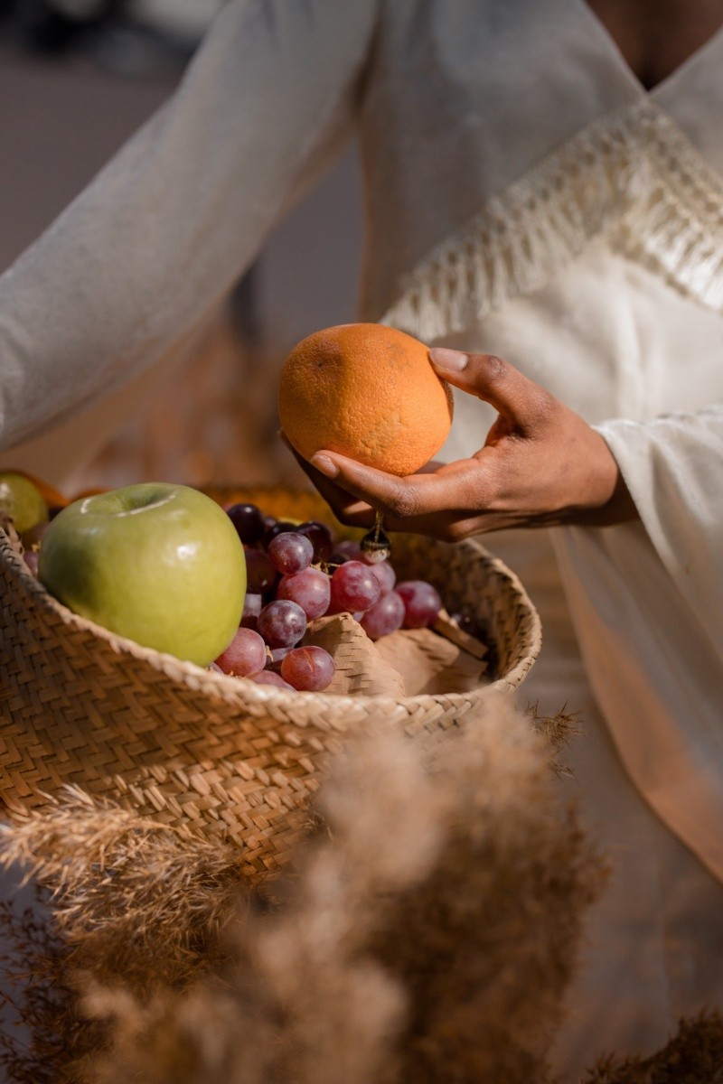 Las uvas se pueden comer en combinación con otras frutas. Foto de cottonbro studio en Pexels.  