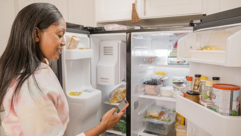  Hay que llimpiar el refrigerador de forma frecuente. Foto de Kindel Media. 