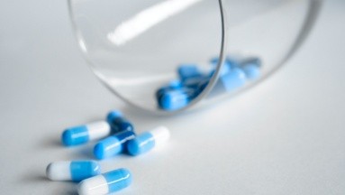 Mujer llega a tomar 20 tabletas antienvejecimiento al día y revela cómo su salud empeoró