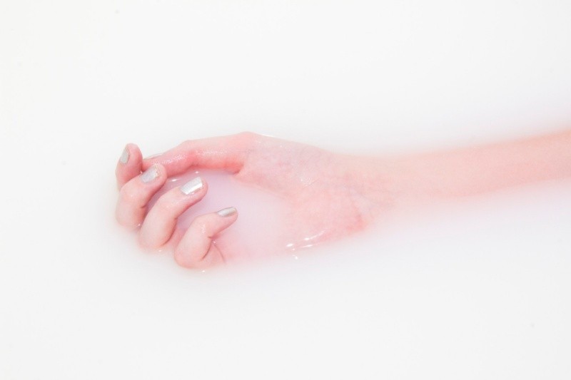 Las uñas se pueden debilitar por el uso continuo de esmalte.  Foto de Bennie Lukas Bester en Pexels. 