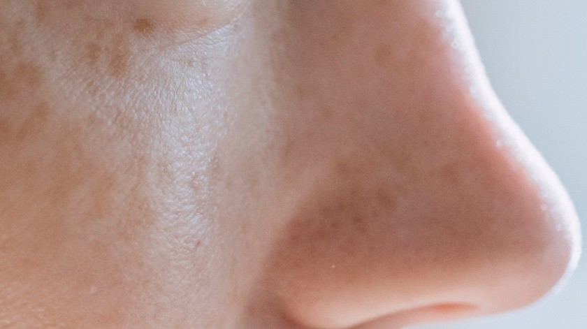 Los vellos de la nariz actúan como una barrera para atrapar partículas, como polvo o pelen.(PEXELS)