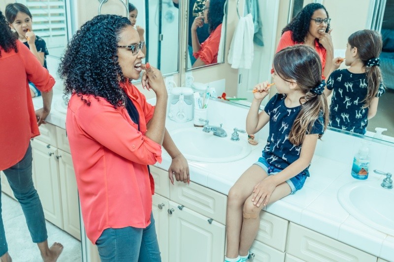 Cuando su niño se lave los dientes, asegúrese de que también se limpie la lengua, pues ahí pueden acumularse y desarrollarse las bacterias. FOTO: Kindel Media/Péxels