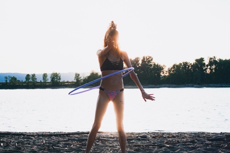 El hula hula puede ser una actividad divertida y energética, para incluirse dentro de una rutina de ejercicios. FOTO: David Herron/unsplash