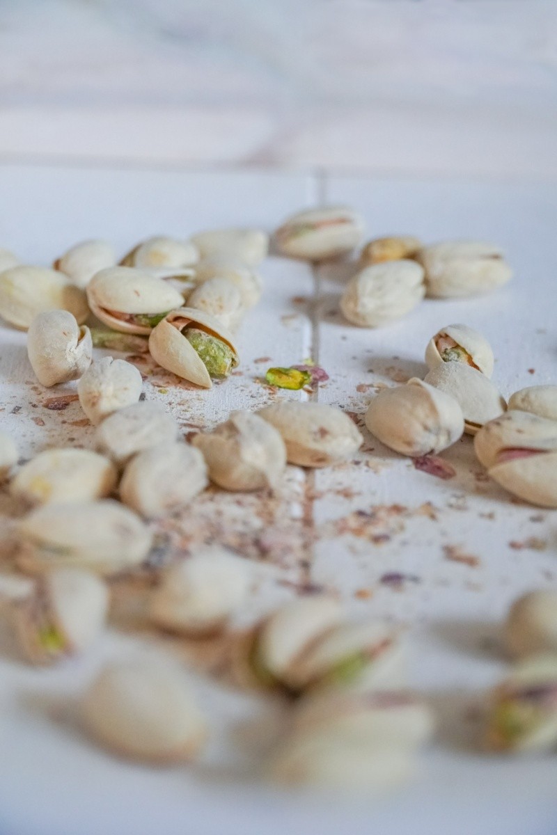 Los pistachos tienen muchos beneficios, sin embargo contienen una alta cantidad de sodio, lo cual puede afectar a personas con padecimientos como hipertensión o retención de líquidos. FOTO:Karolina Kołodziejczak/UNSPLASH