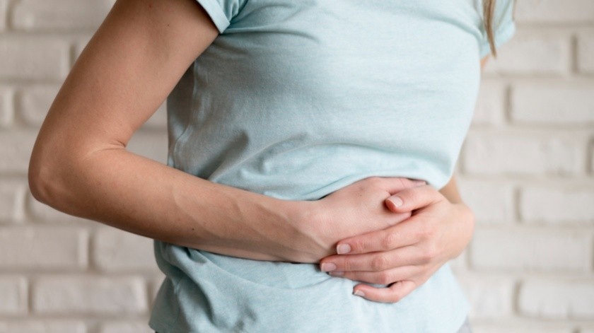 Algunos síntomas de cáncer de colon en mujeres pueden confundirse con problemas ginecológicos.(Foto por Freepik)