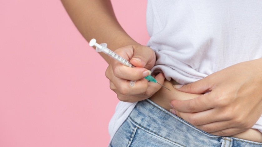 Para algunas personas puede ser doloroso el momento de aplicar la insulina.(Foto por jcomp en Freepik)