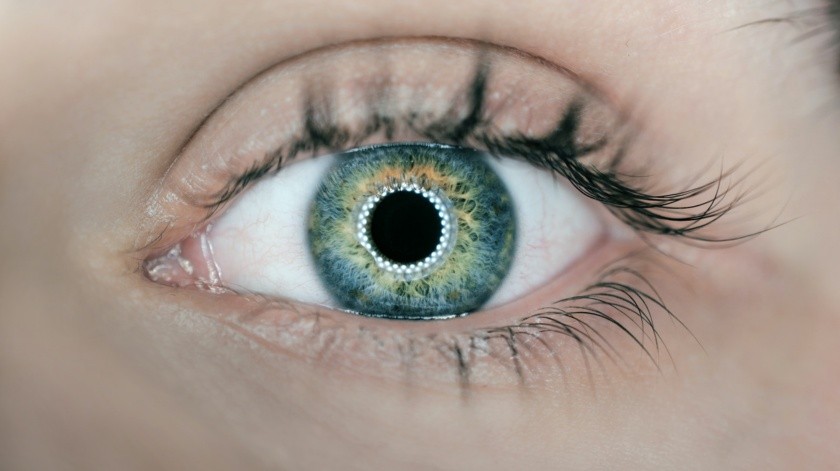 Una solución temporal y sencilla incluye utilizar un parche sobre uno de los ojos(Arteum.ro/unsplash)