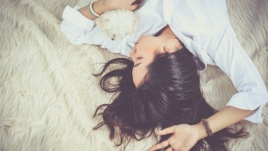 ¿Dormir con el cabello recogido o suelto? Explorando los beneficios y desafíos para tu melena