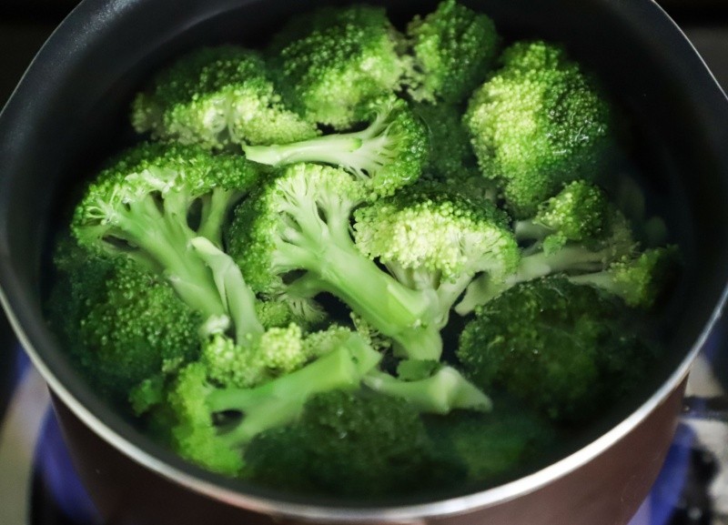 El brócoli es otra verdura altamente recomendada debido a su contenido vitamínico, especialmente de vitaminas A, E y C, las cuales son fundamentales para una piel saludable y elástica. FOTO: Cast Coming/PEXELS