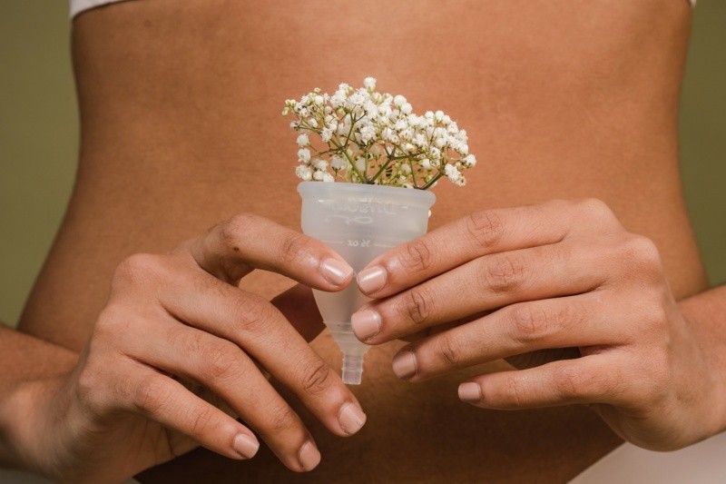 La copa menstrual se puede usar por 12 horas. Foto de Vanessa Ramirez en Pexels.  