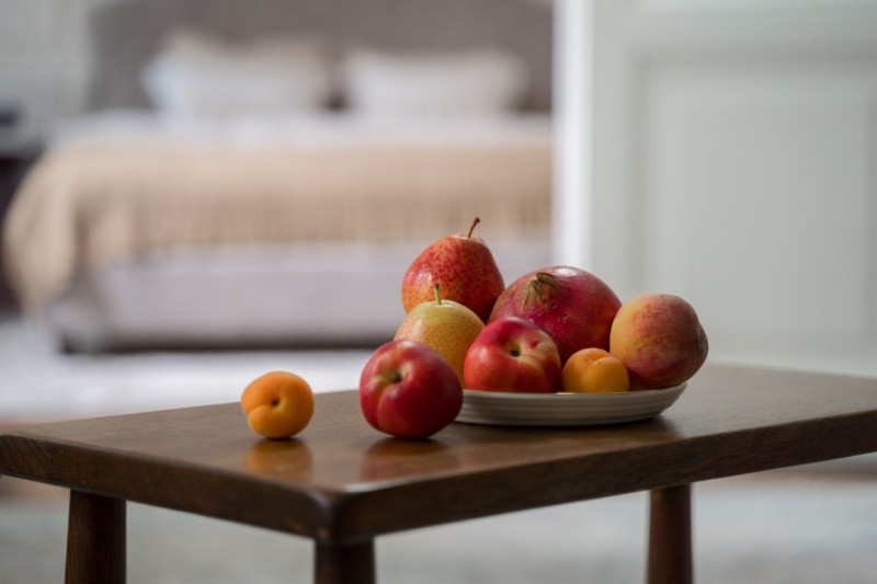 Hay que lavar muy bien las frutas que se comen con piel. Foto de Ron Lach en Pexels.  