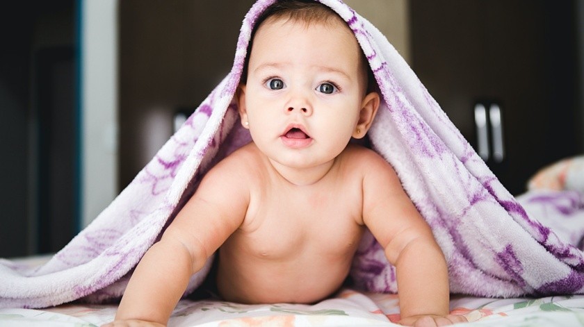 Anima a tu bebé con palabras de aliento y aplausos cada vez que intente gatear o se mueva hacia adelante.(Jonathan Borba/UNSPLASH)