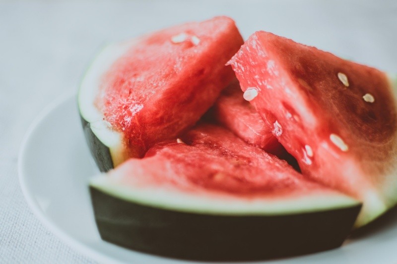 La sandía es una de las frutas que ayuda con los riñones. Foto de Lisa Fotios en Pexels.  