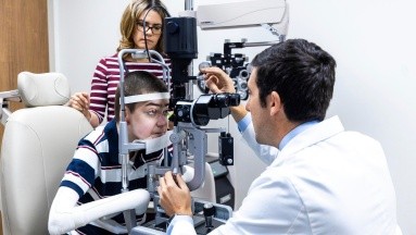 Terapia génica restaura la visión de joven con una rara enfermedad ocular