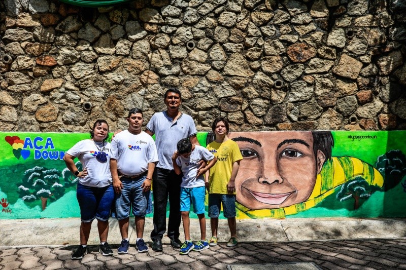 Niños y jóvenes con síndrome de Down se expresan mediante murales con mensajes de amor y de conciencia. FOTO: EFE