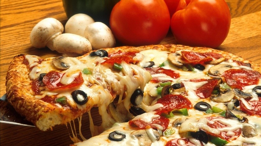 La pizza es un alimento que no se recomienda dejar fuera del refrigerador.(Imagen de PublicDomainImages en Pixabay)
