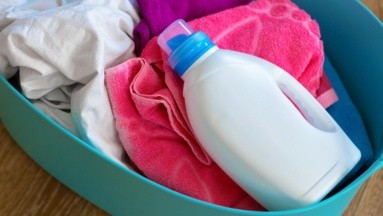 Consejos para eliminar y prevenir las manchas de cloro en la ropa