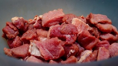 Mujer de 31 años vive consumiendo carne cruda: ¿Cuáles son las consecuencias?