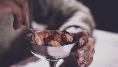 Disfruta de un exquisito helado de chocolate y plátano fácil de preparar