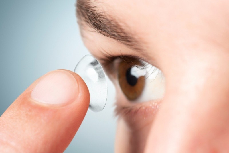 Quien usa lentes de contacto debe tener cuidados especiales. Imagen por rawpixel.com en Freepik 