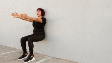Planchas y las sentadillas contra la pared ayudan a bajar la presión arterial: Estudio