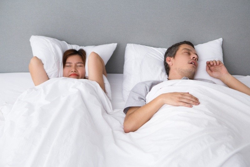  Los ronquidos pueden ser molestos para la persona que duerme también en la habitación. Imagen por katemangostar en Freepik