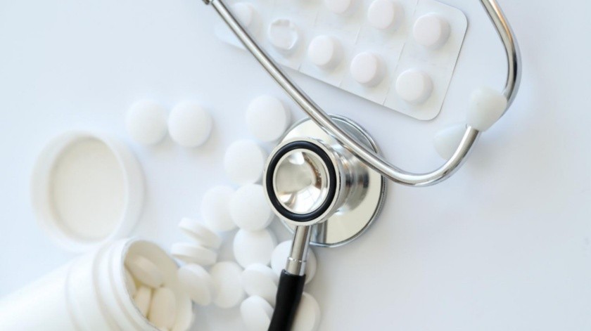 El uso de aspirina en dosis bajas podría no ser de beneficio contra los ataques cerebrovasculares para adultos mayores sanos.(Foto por Racool_studio en Freepik)