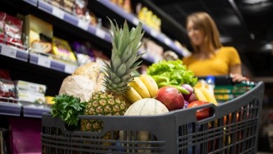 Experta comparte los 5 alimentos que no compraría del supermercado y explica por qué