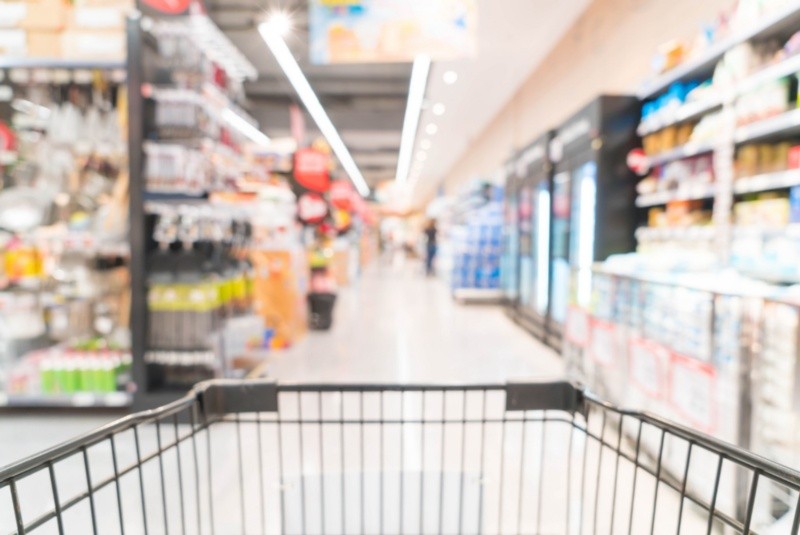  Una experta compartió los productos que no compraría del supermercado si están bajo algunas condiciones. Imagen por topntp26 en Freepik