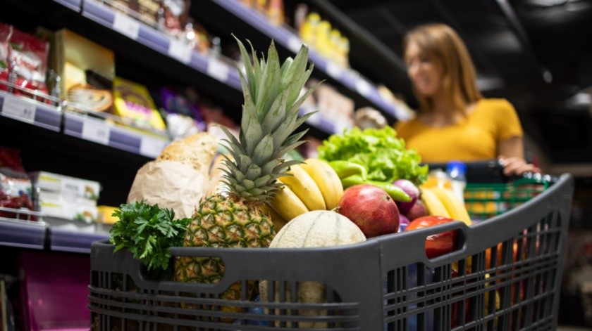 Algunos factores pueden ayudar a determinar si es seguro consumir o no un alimento que está en el supermercado.(Imagen por alksandarlittlewolf en Freepik)