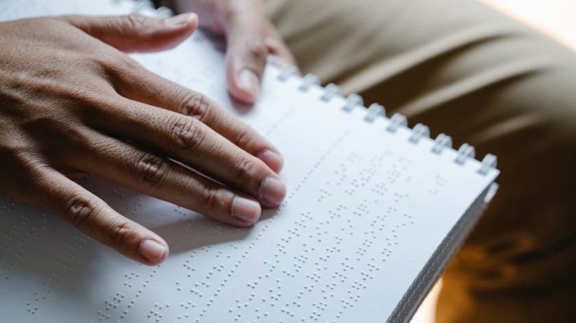 El sistema braille consta de un máximo de 6 puntos que varían según lo que se quiera decir.(Eren Li en Pexels.)
