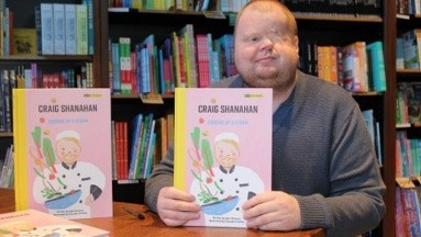 Chef con visión limitada por un cáncer crea libro para niños y jóvenes 'Cocinando una tormenta'
