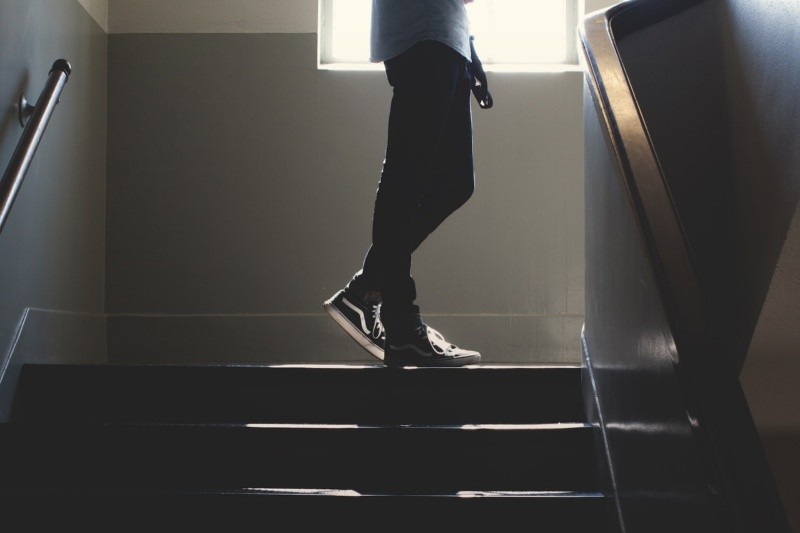 Activate subiendo escaleras, ya sea en el hogar, en el trabajo o en espacios públicos. FOTO:Ryan Tauss/UNSPLASH