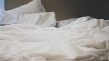 Descubre cuál es el signo de cáncer que podría aparecer en tu sábana y almohada