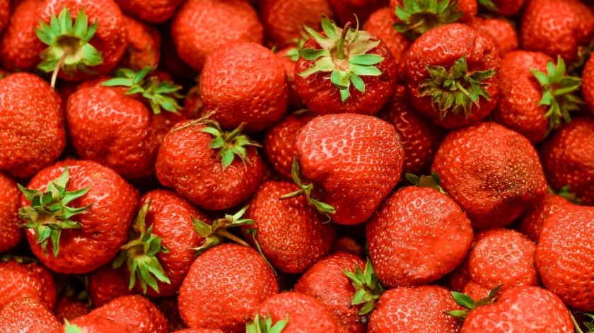 Las fresas, al igual que otras frutas y verduras, pueden estar expuestas a diversos contaminantes, descubre una forma de eliminarlos(Anton Darius/UNSPLASH)