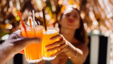 Consumir una sola bebida alcohólica al día puede elevar la presión arterial: Estudio