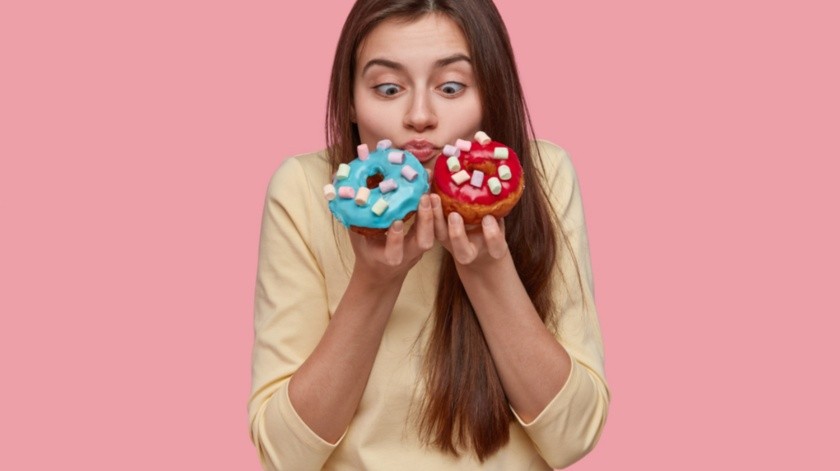 El deseo por consumir alimentos azucarados todo el tiempo puede indicar la falta de algún nutriente en el organismo.(Foto por wayhomestudio en Freepik)