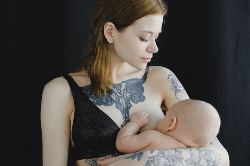 La lactancia es clave para el crecimiento del bebé. Foto de Anna Shvets en Pexels.  
