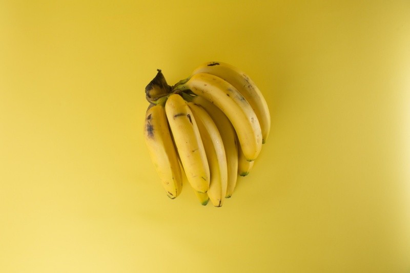 El plátano ayuda a combatir los calambres. Foto de Juan Salamanca en Pexels.  