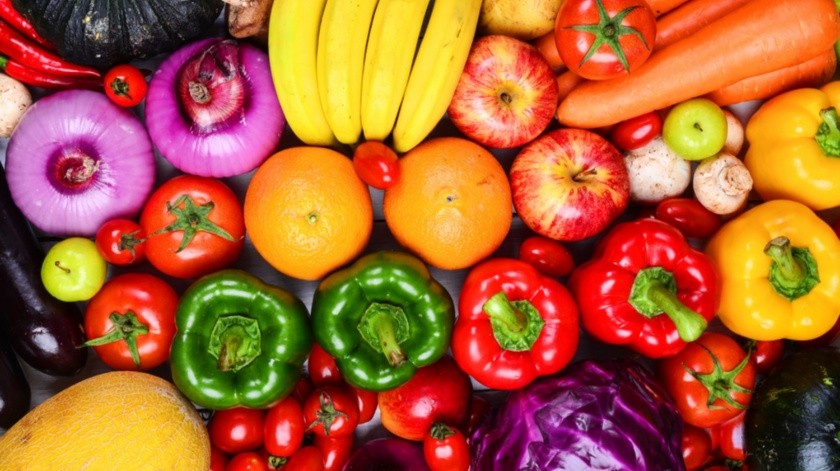 Consumir frutas y verduras brinda nutrientes esenciales al organismo.(Imagen por onlyyouqj en Freepik)
