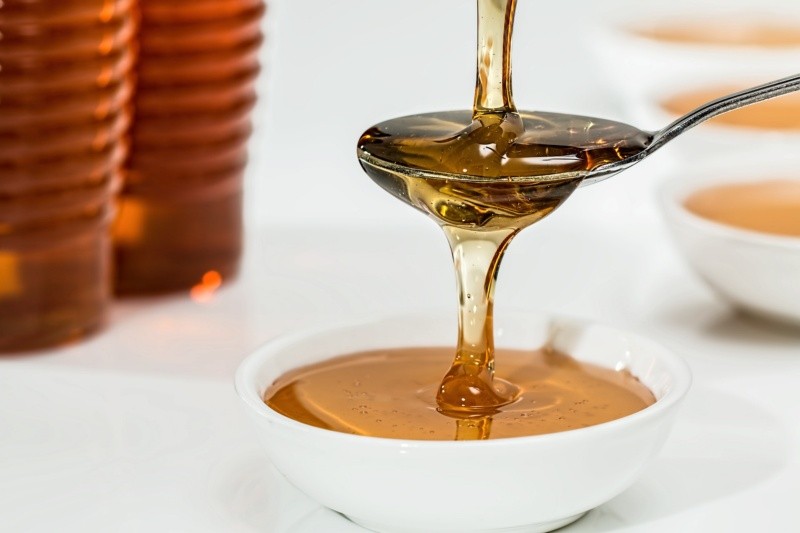 La miel también contiene fructosa, por eso se usa como endulzante.  Foto de Pixabay en Pexels. 