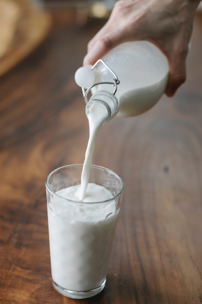 Además, la leche también es una excelente fuente de hidratación para el cuerpo, especialmente en climas cálidos. FOTO:Charlotte May/PEXELS 