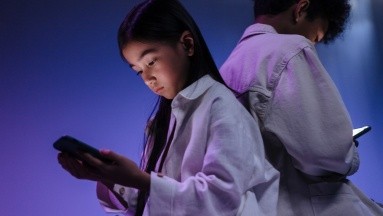 China presenta normas para restringir el uso de dispositivos móviles a niños y adolescentes