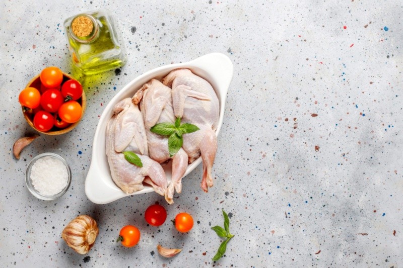 Consumir pollo crudo puede ser de riesgo para la salud. Imagen por azerbaijan_stockers en Freepik
