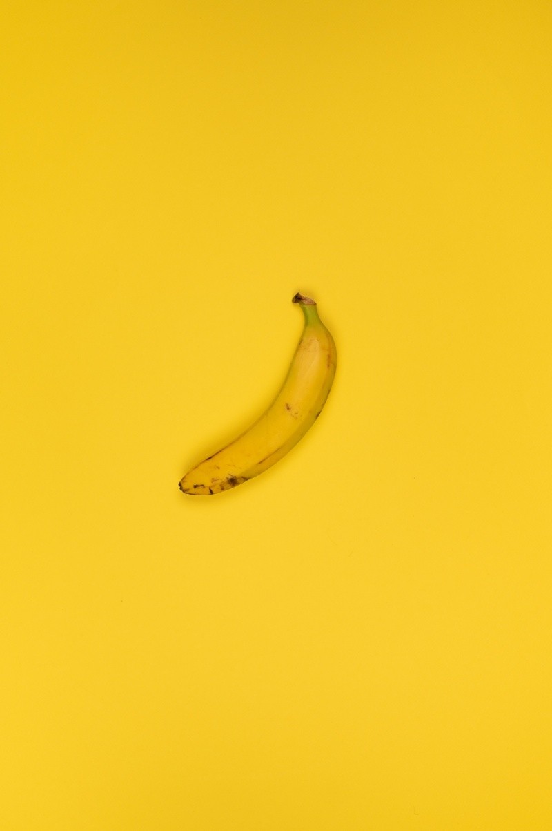 El plátano es dulce y muy nutritivo. Ayuda a disminuir los calambres.Foto de SHVETS production en Pexels.  