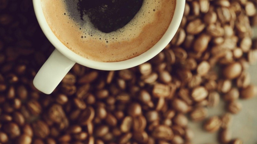 El consumo de café u otras bebidas con cafeína no debe de hacerse en exceso.(Foto por Racool_studio en Freepik)