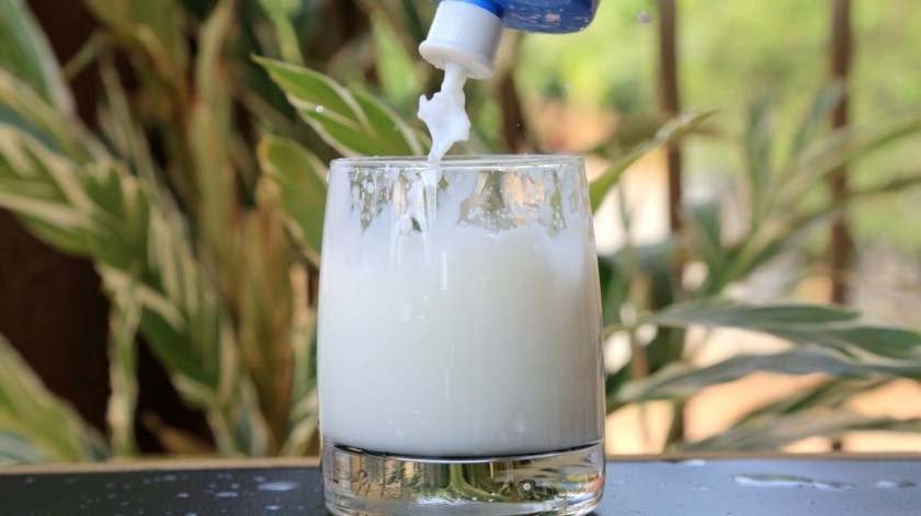 La leche es fuente de muchas vitaminas y se usa para todo tipo de elaboración.(Foto de Bamusiime  Sylvia en Pexels.)