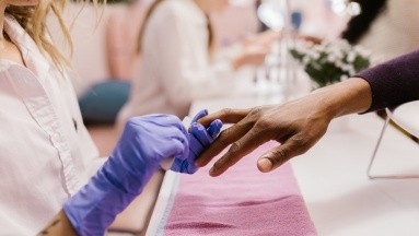 ¿El uso de la acetona para limpiar las uñas afecta la salud?